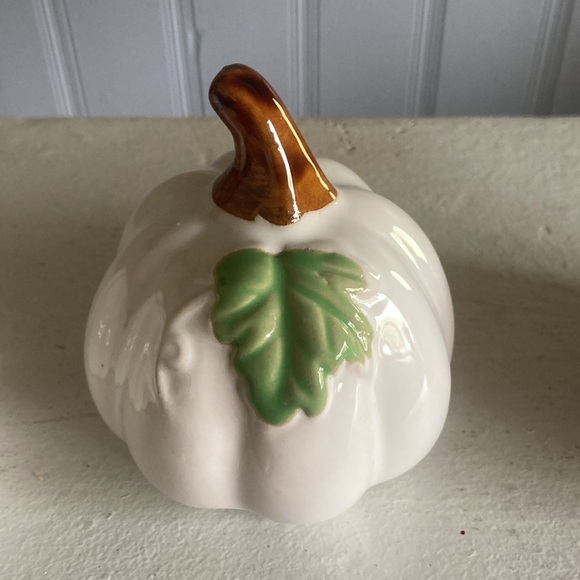 NWT- Set of 3- White- Green Leaf - Porcelain Glazed Fall Pumpkin Decorations 🍂 - Picture 5 of 16